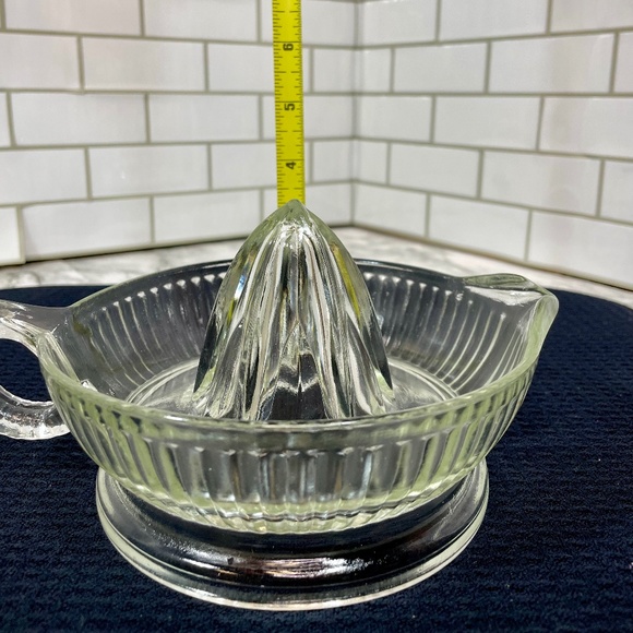 Vintage Clear Glass Hand Juicer Reamer Orange Lemon Citrus Juicer - Large - Picture 9 of 9